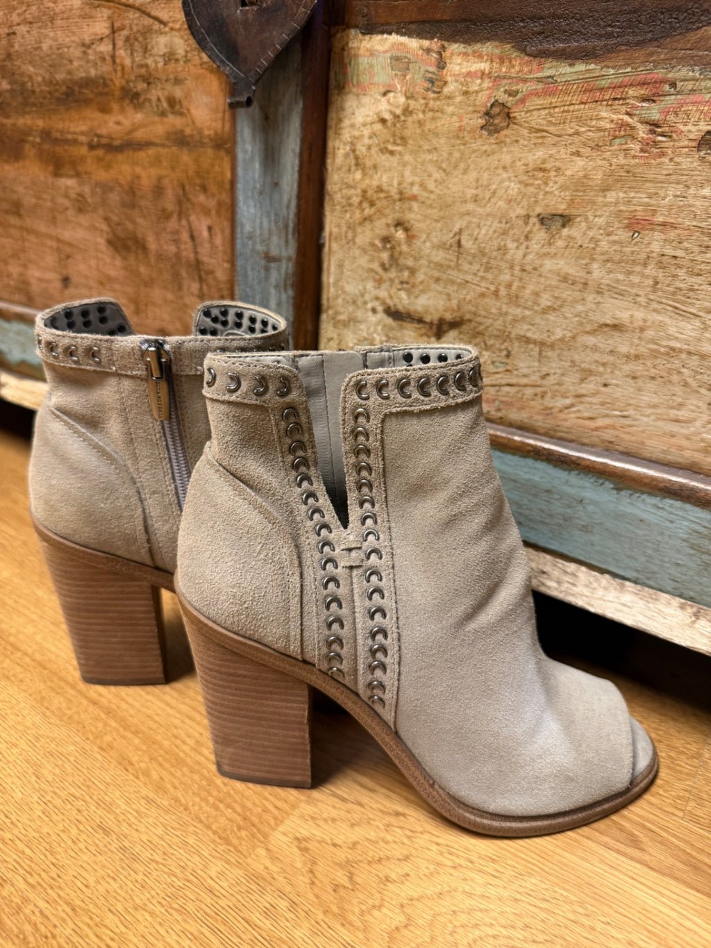 Vince Camuto Women’s Foorwear 7.5 Beige