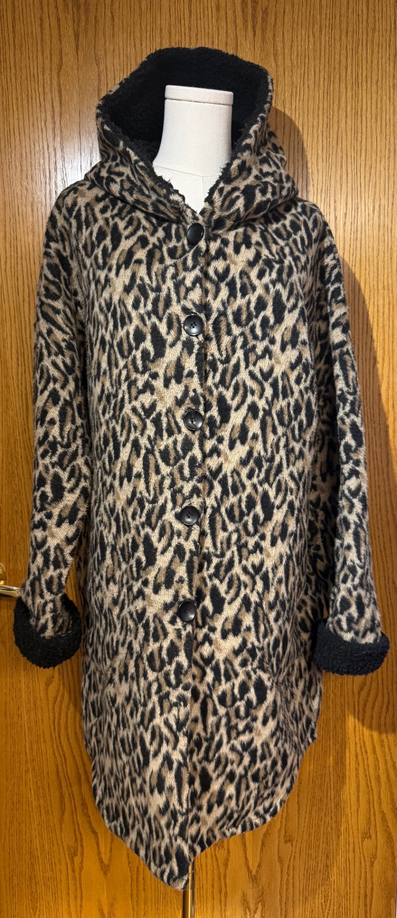 R & B Style Women’s Jackets/Outerware M Beige and black leopard print