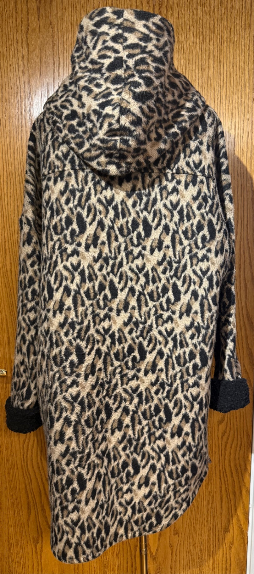 R & B Style Women’s Jackets/Outerware M Beige and black leopard print